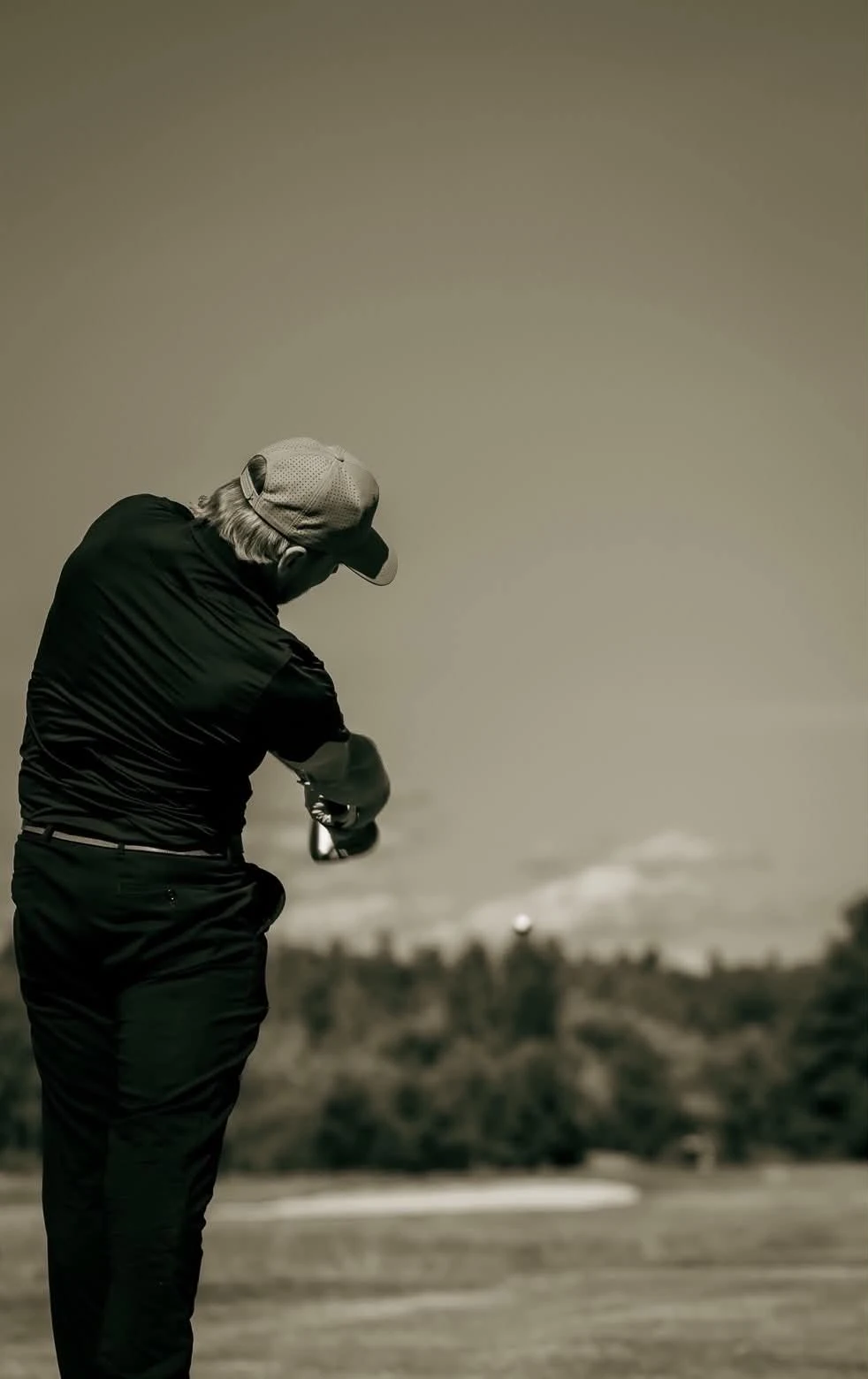 Swinghard-piké sedd bakifrån under ett golfslag
